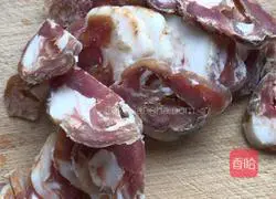 Illustration of how to make fried sausages with snow peas 4