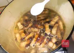 Illustration of how to make braised meat with dried beans 15