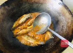 Illustration of how to cook small crucian carp with bean paste 9