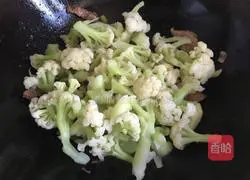 Illustration of how to make organic cauliflower fried meat slices 8