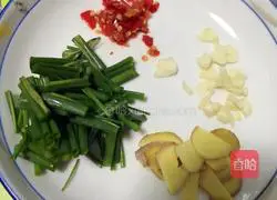 Illustration of how to make wine-flavored stir-fried razor clams 2