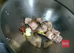 Illustration of how to make steamed pork ribs with braised rice flour 4