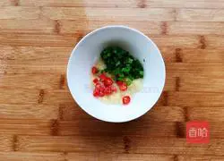 Illustration of how to make minced garlic mixed with eggs 6