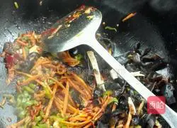 Illustration of how to make vegetarian fish-flavored shredded pork 9