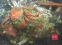 Illustration of how to make fried crabs with edamame 12