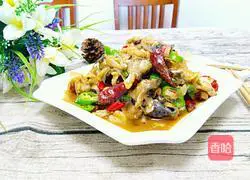 Illustration of how to stir-fry spicy bullfrog 8