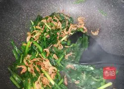 Illustration of how to make stir-fried river shrimp with leeks 4