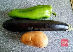 Illustration of how to make vegetarian stir-fried ground and three delicacies 1