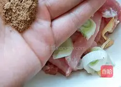 Illustration of how to make fried crispy pork 4