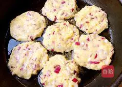 Illustration of how to make scallion mashed potato cake 7