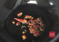 Illustration of how to make spicy fried pupae 5 