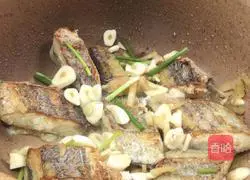 Illustration of how to make fried hairtail with garlic 9