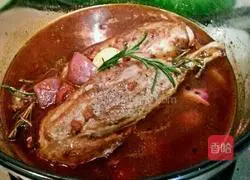 Illustration of how to cook lamb tendon braised in red wine with garlic mashed potatoes and vegetables 3