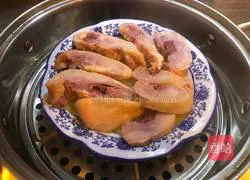 Illustration of how to steam cured chicken legs with potatoes 7