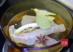 Illustration of how to make stir-fried pork rinds 2