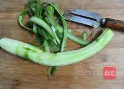 Illustration of how to make steamed loofah with wolfberry and garlic flavor 3