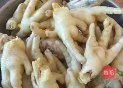 Illustration of how to make salt-baked chicken feet 6