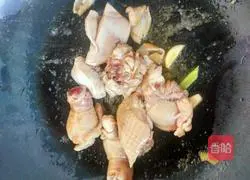 Illustration of how to make mushroom stewed chicken 5