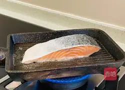 Healthy low-fat pan-fried salmon fillet illustration 3