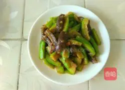 Illustration of how to stir-fry sea cucumber and luffa 5