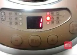 Illustration of how to make red dates, white fungus and lotus seed soup 5