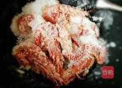 Illustration of how to make salt-baked shrimp 4