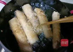 Illustration of how to make shrimp and bean curd rolls 17
