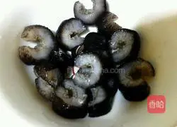 Illustration of how to make fried shrimps with sea cucumber, carrots 5