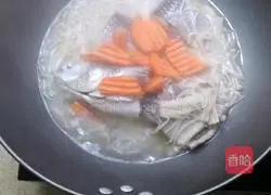 Illustration of how to make boiled fish with enoki mushrooms 12