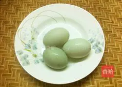 Illustration of how to quickly pickle salted duck eggs 1