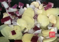 Illustration of how to make twice-cooked pork with dry pot potatoes 8