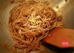 Illustration of how to make stir-fried pasta with black pepper beef tenderloin 7