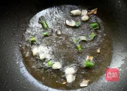 Illustration of how to stir-fry eggplant shreds with pepper 4