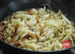 Illustration of how to make cabbage and tofu stewed vermicelli 5