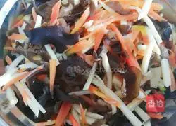 Illustration of how to make fish-flavored chicken shreds 1