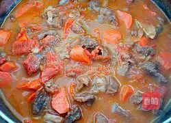 Illustration of how to make red wine stewed beef 8