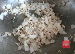 Illustration of how to make tomato and mushroom meat sauce pasta 5