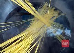 Illustration of how to make beef tomato sauce pasta 2