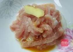 Illustration of how to stir-fry shredded pork with green pepper and onion 1