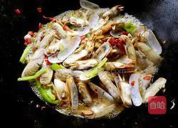Illustration of how to make fried razor clams with garlic flavor and chopped pepper 7