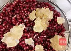 Illustration of how to make pomegranate fruit wine 5