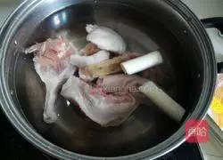 Illustration of Sichuan Sichuan Sour Radish Duck Soup 2