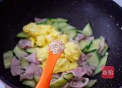 Illustration of how to make fried pork slices with cucumber and eggs 13