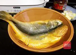 Illustration of braised yellow croaker in spicy sauce 3