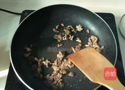 Illustration of how to make black pepper beef pasta 1