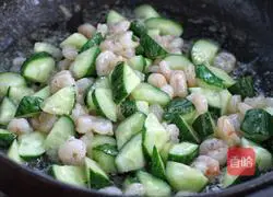 Illustration of how to make fried shrimps with cucumber 7