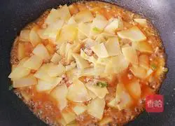 Illustration of how to stir-fry potato slices with minced meat in tomato sauce 7