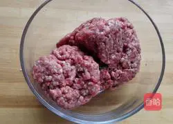 Illustration of how to make beef burgers 1