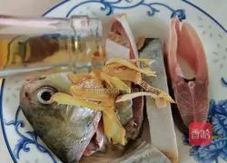 Illustration of how to make dry fried pomfret 2