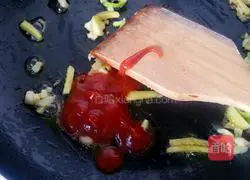 Illustration of home-style braised small crucian carp 4